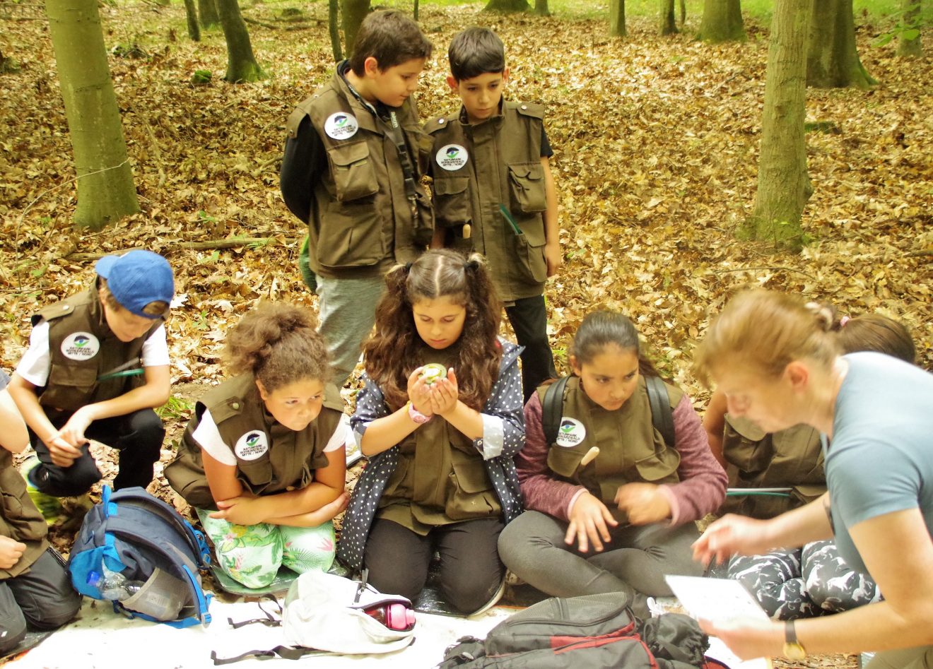 Mit Entdeckerwesten den Waldboden erforschen.