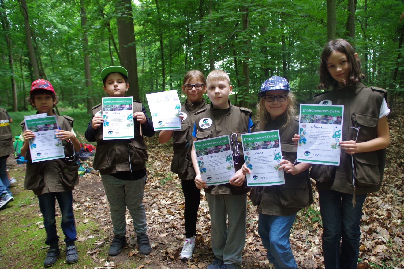 Mit Entdeckerwesten den Waldboden erforschen.