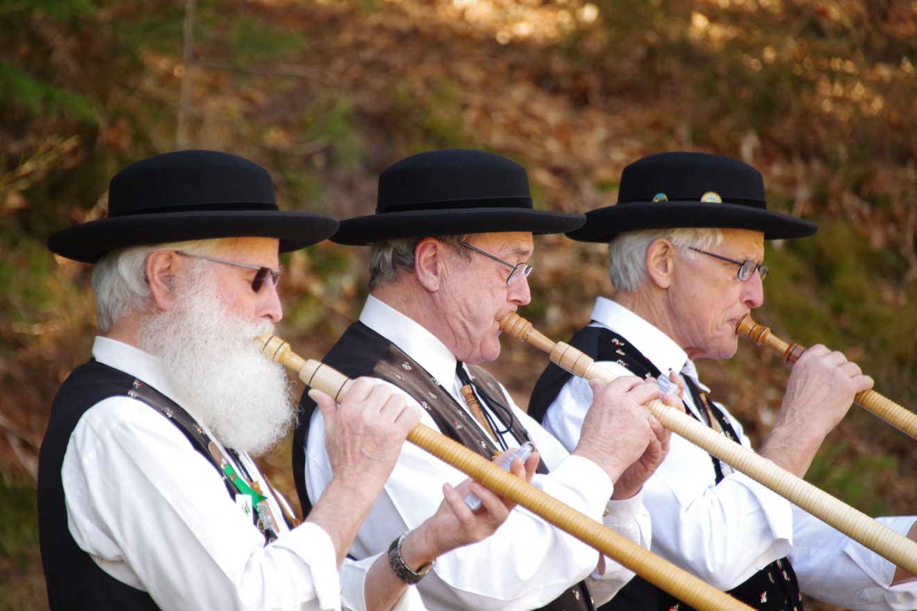 Das Alphorn-Trio "Echo vom Mühlstein" .
