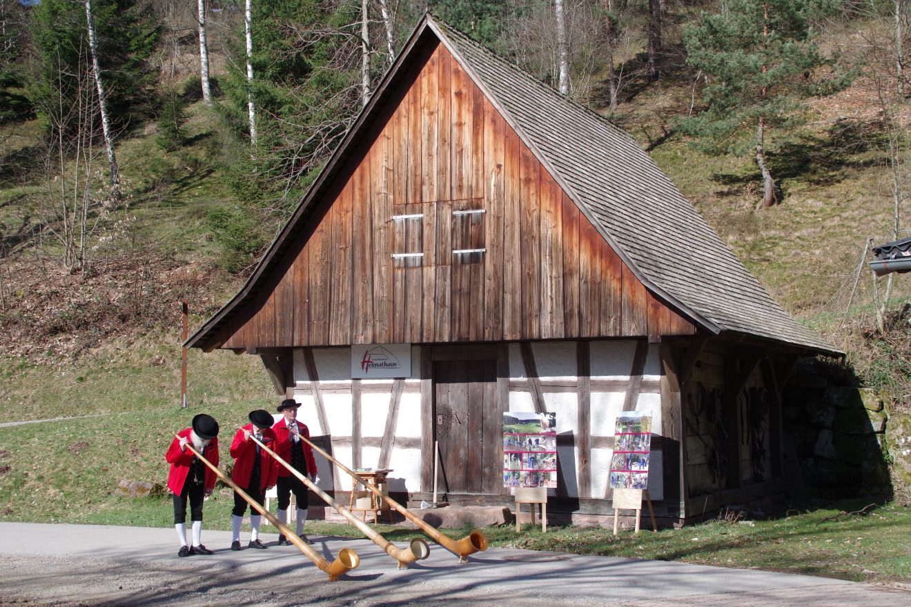 Das Alphorn-Trio "Echo vom Mühlstein" .