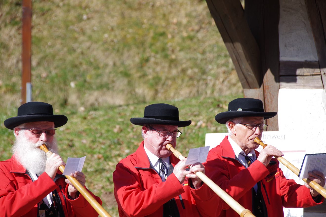 Das Alphorn-Trio "Echo vom Mühlstein" .
