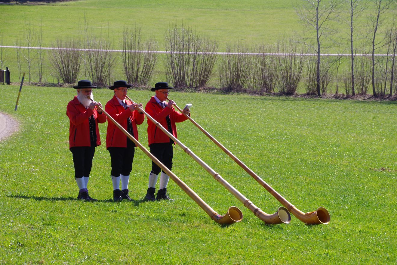 Das Alphorn-Trio "Echo vom Mühlstein" .