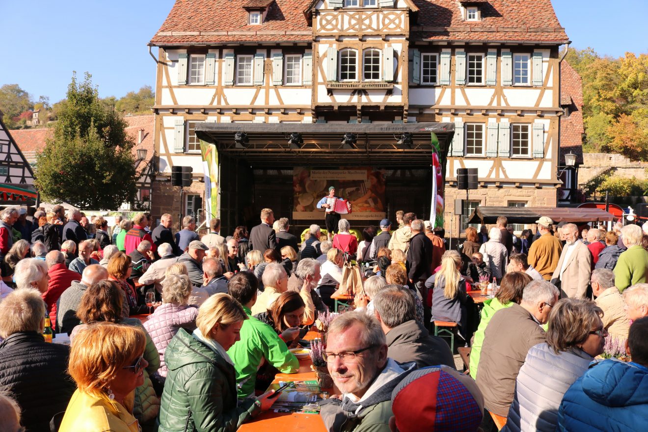Markt der Naturparke im Klosterhof von Maulbronn