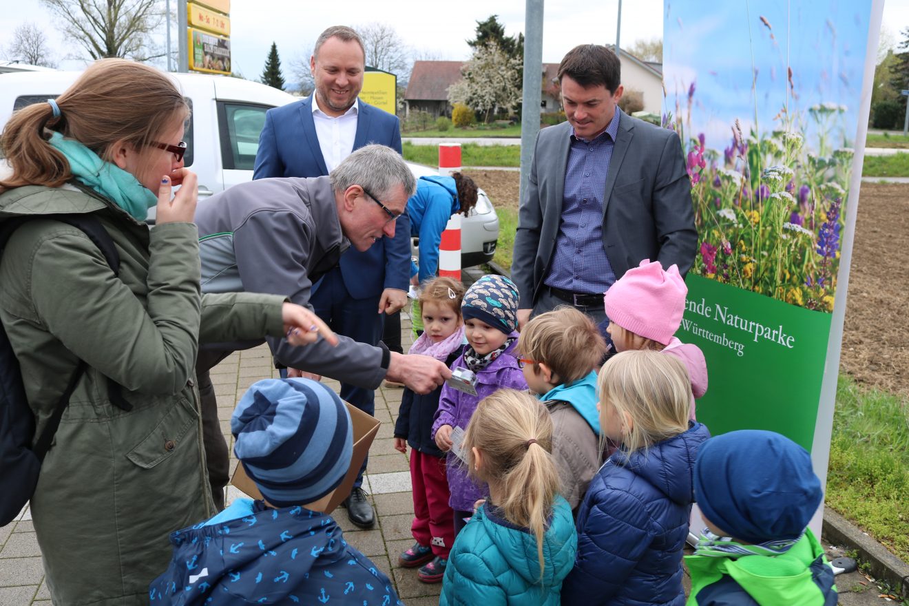 Die „Säleute“ (v. l.): Raiffeisen-Markt-Leiter Fritz Ernst, ZG-Raiffeisen-Regionalleiter Jens Marian, Bürgermeister Matthias Gutbrod, Naturpark-Projektmanagerin Lilli Wahli und die Kinder des St. Mauritius-Kindergartens.