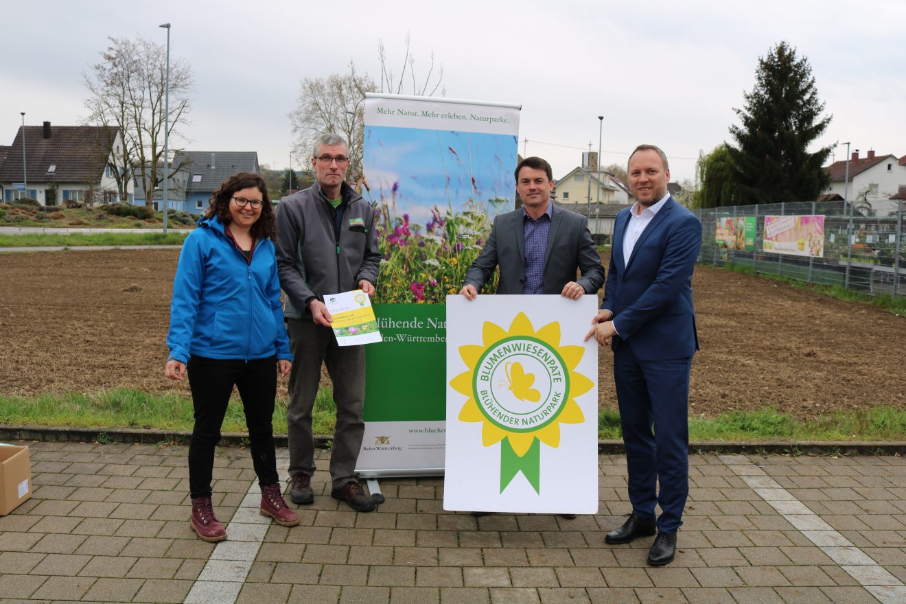 Die „Säleute“ (v. l.): Raiffeisen-Markt-Leiter Fritz Ernst, ZG-Raiffeisen-Regionalleiter Jens Marian, Bürgermeister Matthias Gutbrod, Naturpark-Projektmanagerin Lilli Wahli und die Kinder des St. Mauritius-Kindergartens.