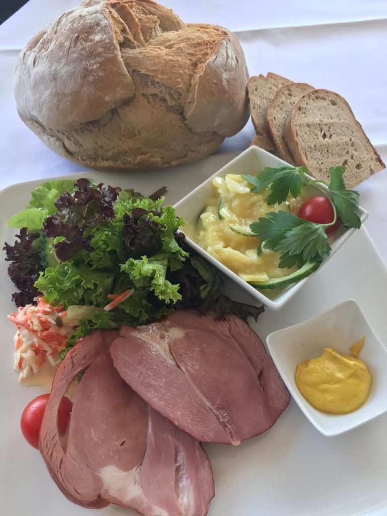 Schwarzwälder Traditionsgericht Schiifele mit Erdäpfelsalat
