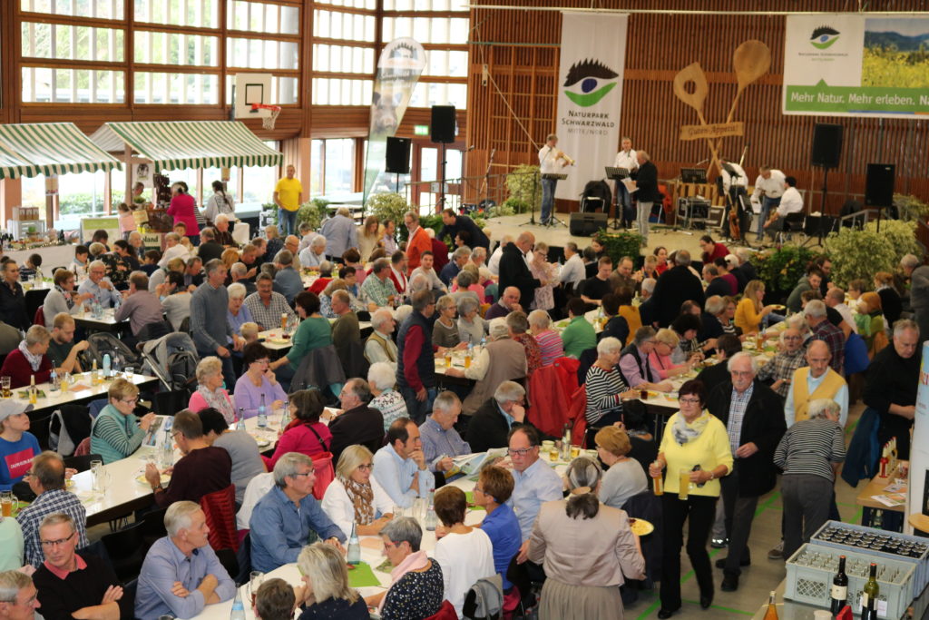 Moderator Uwe Baumann auf der Bühne der Naturpark-Genuss-Messe im Gespräch mit Hannes Grafmüller, dem Landtagsabgeordneten Thomas Marwein, Forstexperte Hans-Georg Pfüller und der stellvertretenden Naturpark-Geschäftsführerin Yvonne Flesch (von links).