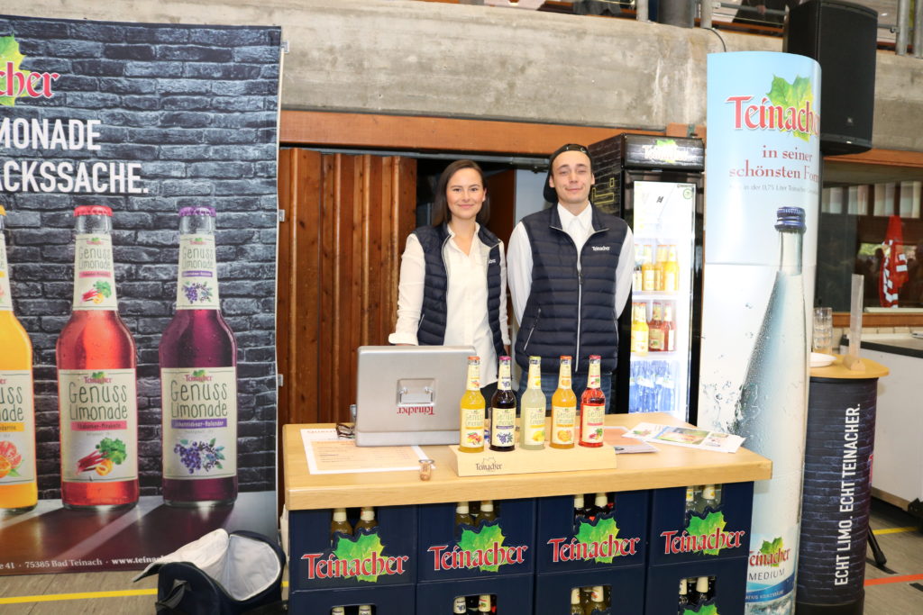 Moderator Uwe Baumann auf der Bühne der Naturpark-Genuss-Messe im Gespräch mit Hannes Grafmüller, dem Landtagsabgeordneten Thomas Marwein, Forstexperte Hans-Georg Pfüller und der stellvertretenden Naturpark-Geschäftsführerin Yvonne Flesch (von links).