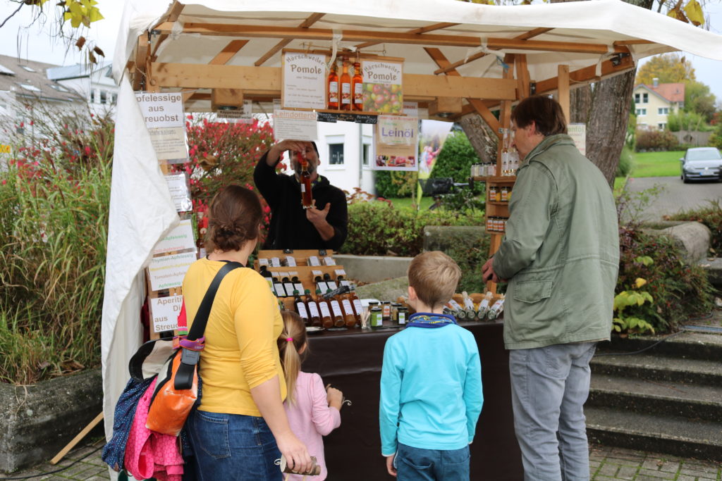 Moderator Uwe Baumann auf der Bühne der Naturpark-Genuss-Messe im Gespräch mit Hannes Grafmüller, dem Landtagsabgeordneten Thomas Marwein, Forstexperte Hans-Georg Pfüller und der stellvertretenden Naturpark-Geschäftsführerin Yvonne Flesch (von links).