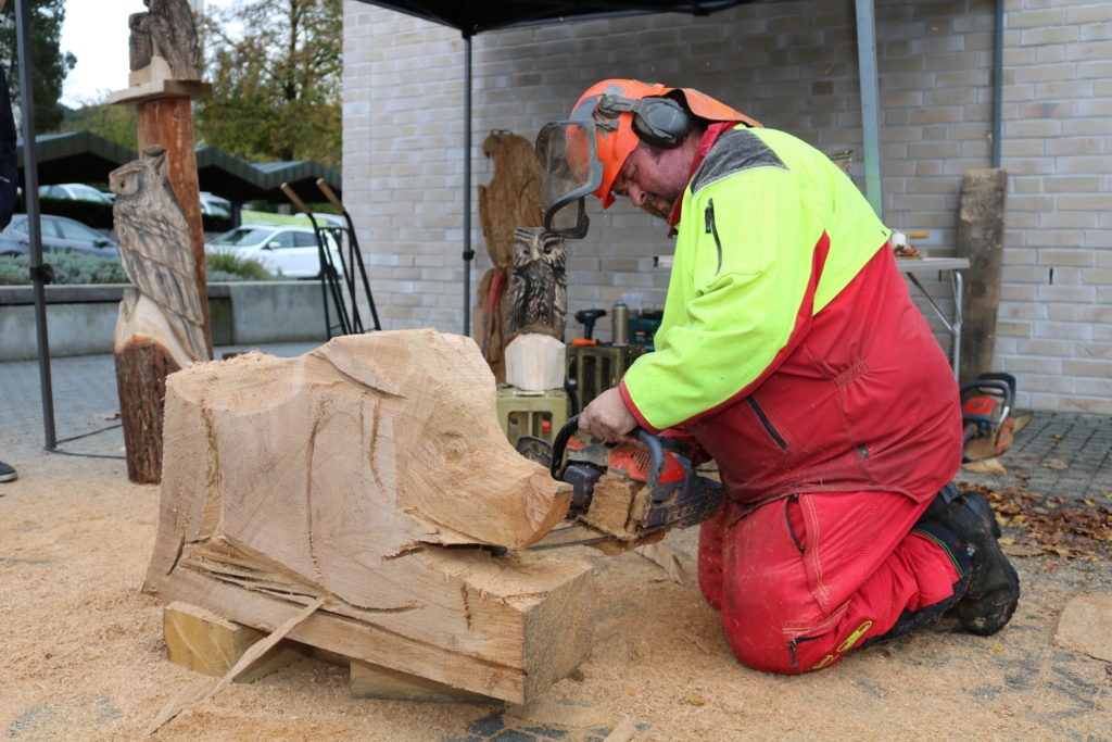 Holzkünstler Rolf Sauer aus Alpirsbach kreiert eine "Wilde Sau".