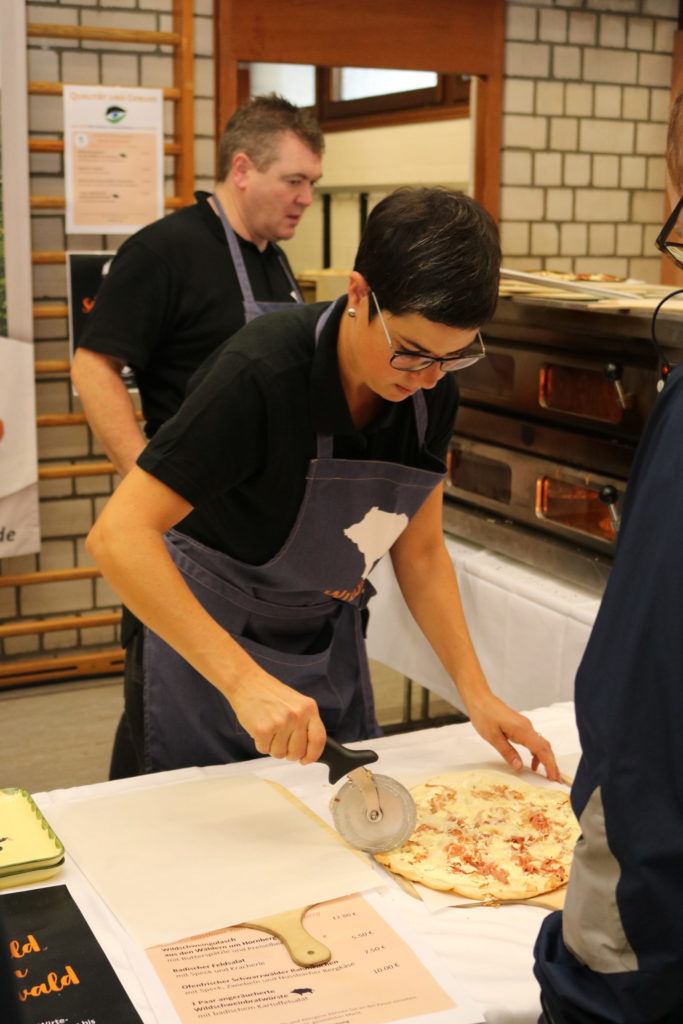 Moderator Uwe Baumann auf der Bühne der Naturpark-Genuss-Messe im Gespräch mit Hannes Grafmüller, dem Landtagsabgeordneten Thomas Marwein, Forstexperte Hans-Georg Pfüller und der stellvertretenden Naturpark-Geschäftsführerin Yvonne Flesch (von links).