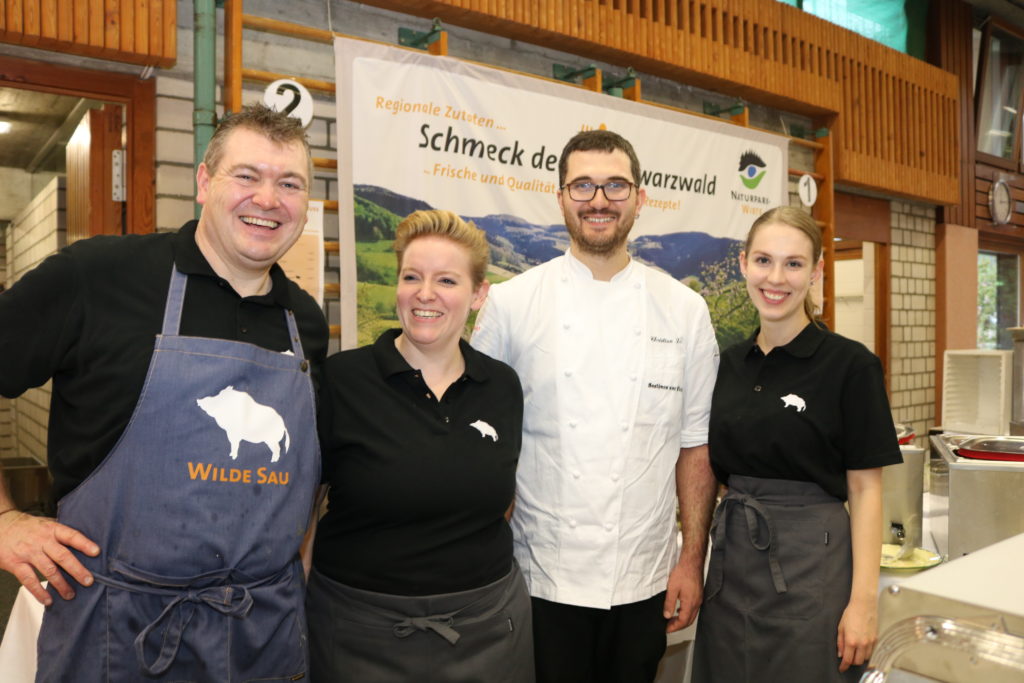 Moderator Uwe Baumann auf der Bühne der Naturpark-Genuss-Messe im Gespräch mit Hannes Grafmüller, dem Landtagsabgeordneten Thomas Marwein, Forstexperte Hans-Georg Pfüller und der stellvertretenden Naturpark-Geschäftsführerin Yvonne Flesch (von links).