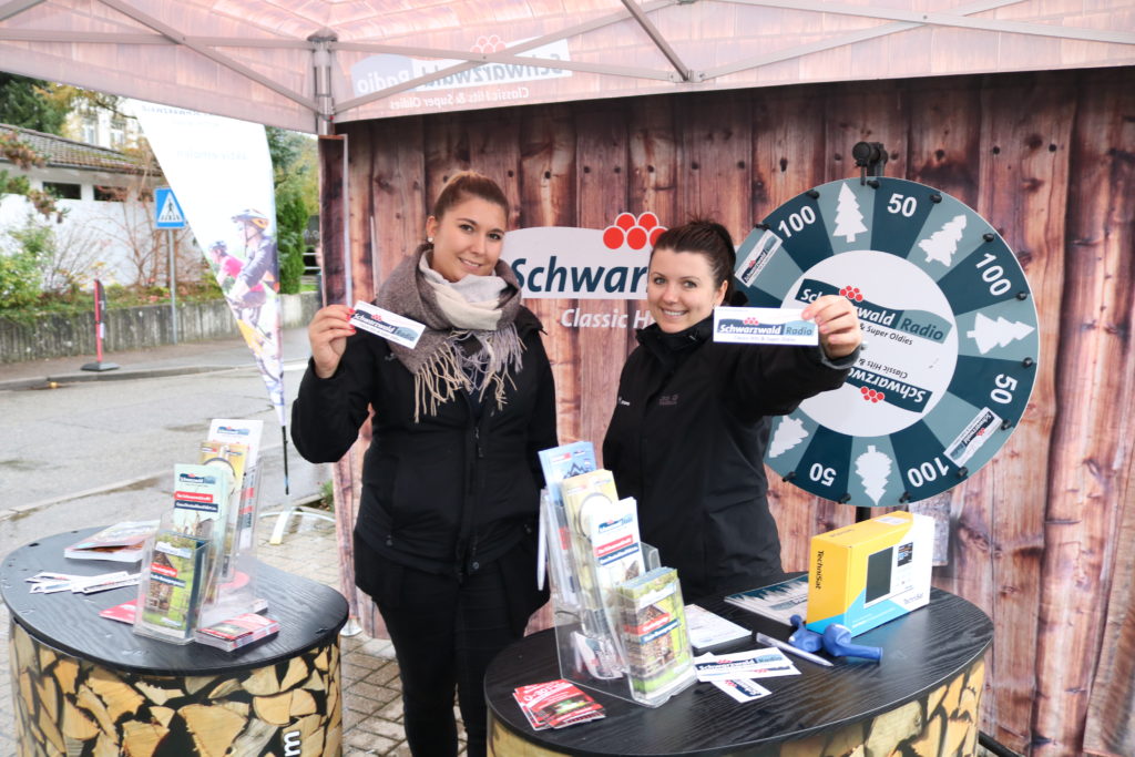 Moderator Uwe Baumann auf der Bühne der Naturpark-Genuss-Messe im Gespräch mit Hannes Grafmüller, dem Landtagsabgeordneten Thomas Marwein, Forstexperte Hans-Georg Pfüller und der stellvertretenden Naturpark-Geschäftsführerin Yvonne Flesch (von links).
