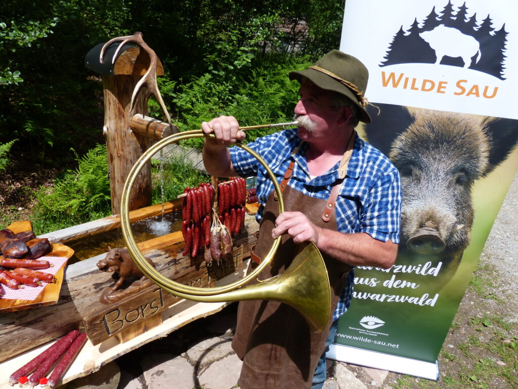 Projekt Wilde Sau - Dorfmetzger Werner Gauß mit Jagdhorn