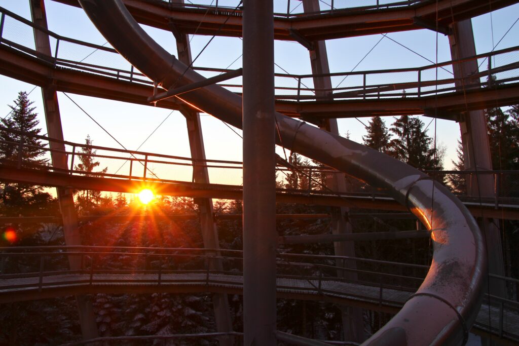Baumwipfelpfad bei Sonnenaufgang, Sonnenuntergang und Vollmond