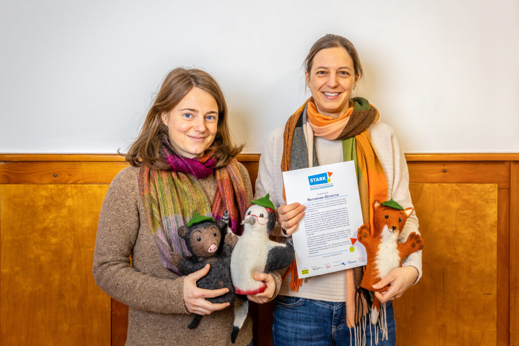 Projektmanagerinnen der Naturpark-Detektive mit der Auszeichnung - Fränze Stein & Stefanie Bäuerle