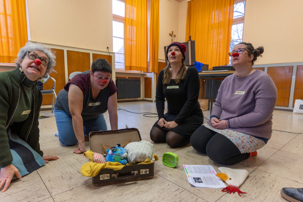 Clowninnen beim Klima-Kochtheater Workshop