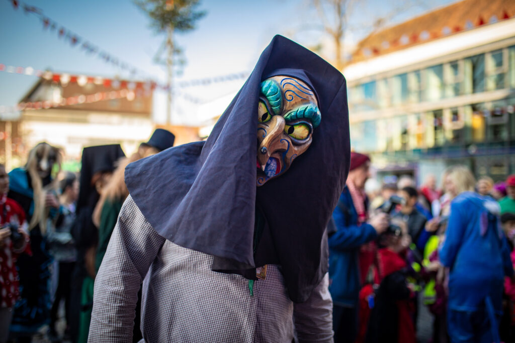 Maskenschnitzerei - beeindruckende Handwerkskunst