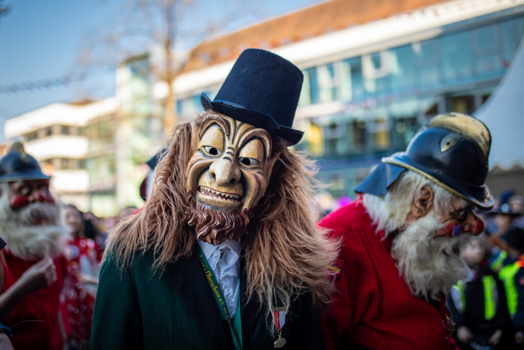 Maskenschnitzerei - beeindruckende Handwerkskunst