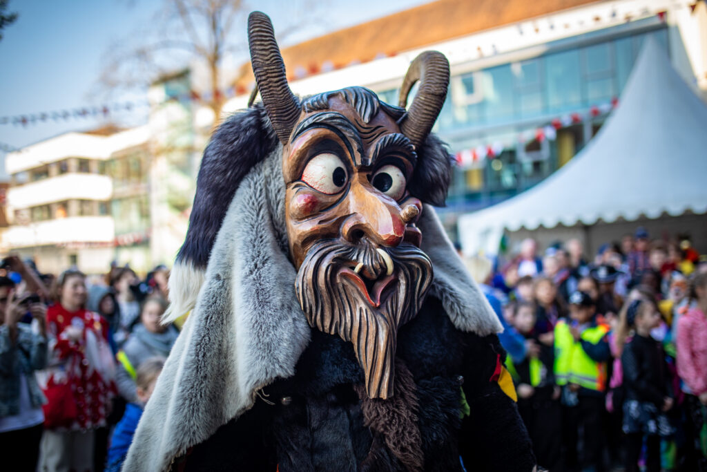 Maskenschnitzerei - beeindruckende Handwerkskunst