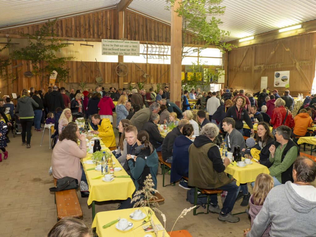 mit Menschen gefüllte Scheune beim Naturpark-Brunch auf dem Biolandhof Reiser in Straubenhardt