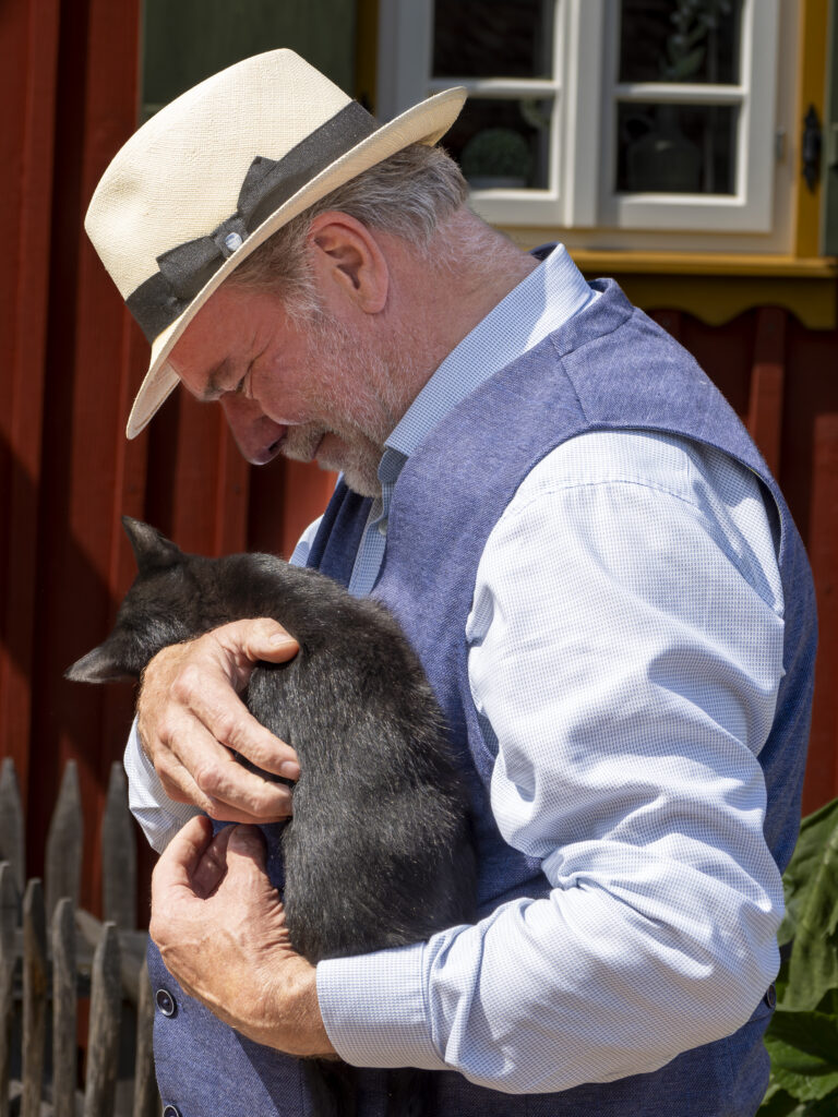 Rolf Berlin mit Katze