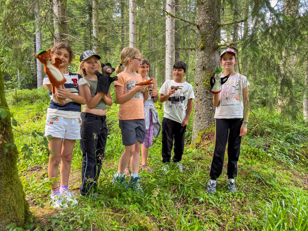 Kinder führen mit Handpuppen Theaterstück auf