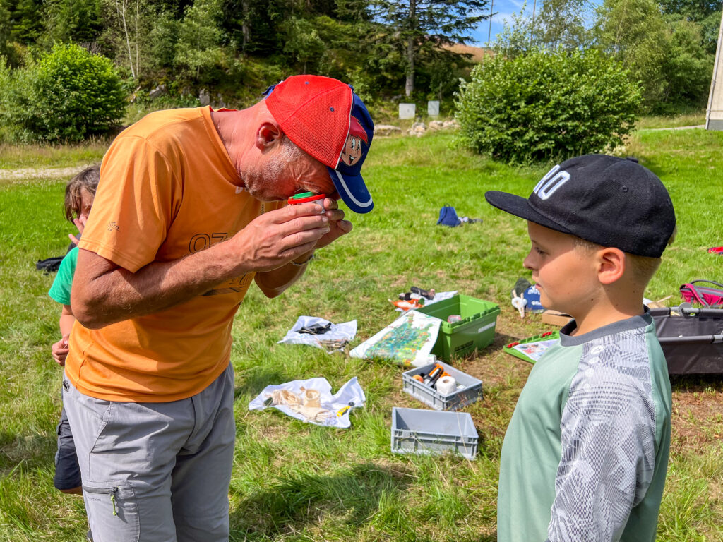 Mann schaut in ein Lupenglas