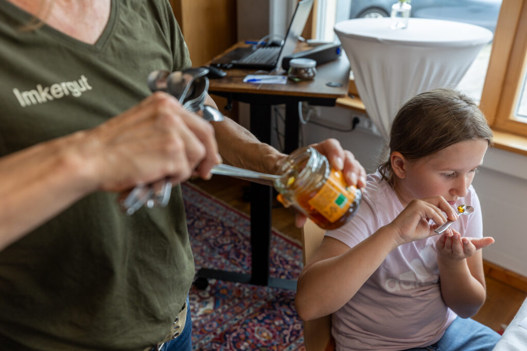 Honig probieren bei Cum Natura 