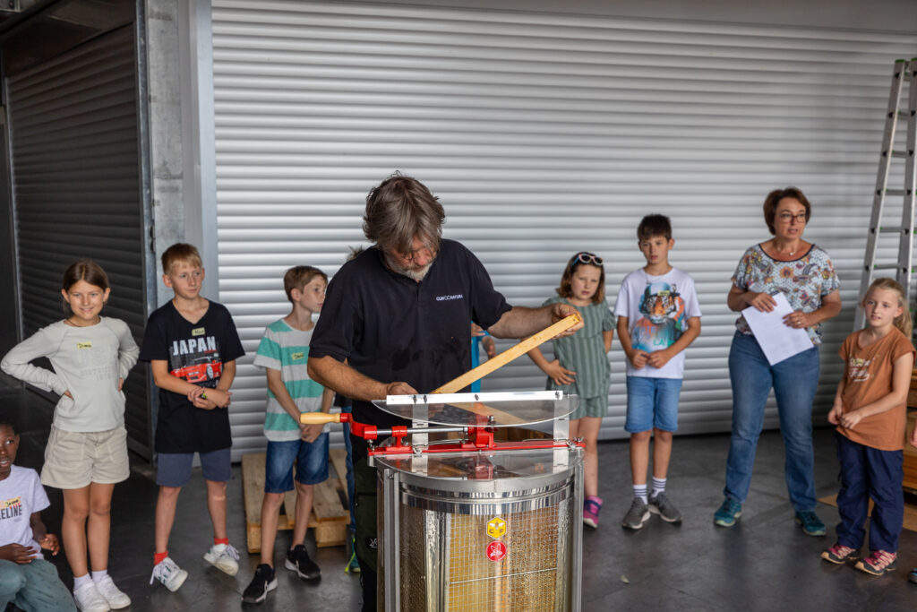 Cum Natura Imker bereitet Honig Schleudern vor 