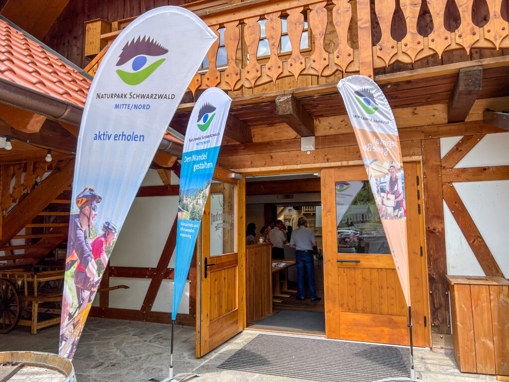 Naturpark-Fahnen vor dem Eingang zum Veransatltungsraum
