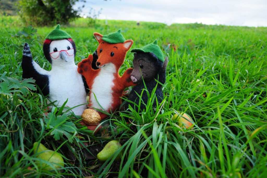 drei gefilzte Handpuppen Fuchs, Wildschwein, Buntspecht