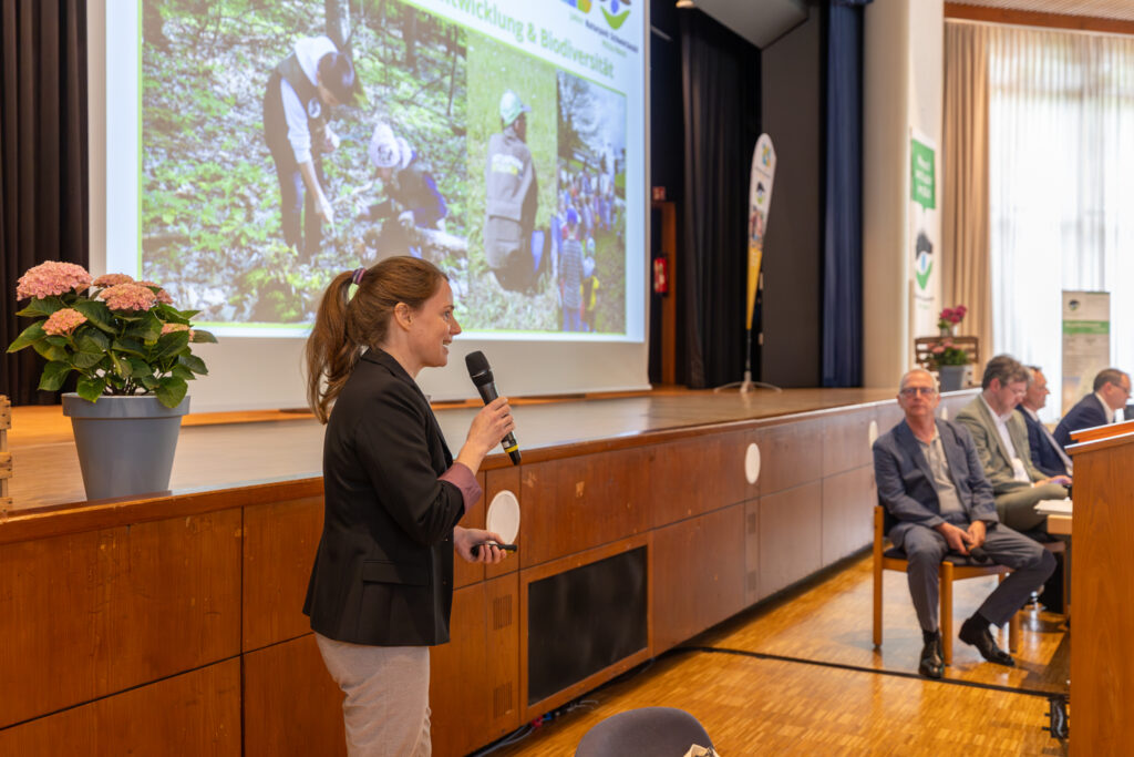 Fränze Stein informiert auf der Mitgliederversammlung über aktuelle Projekte 