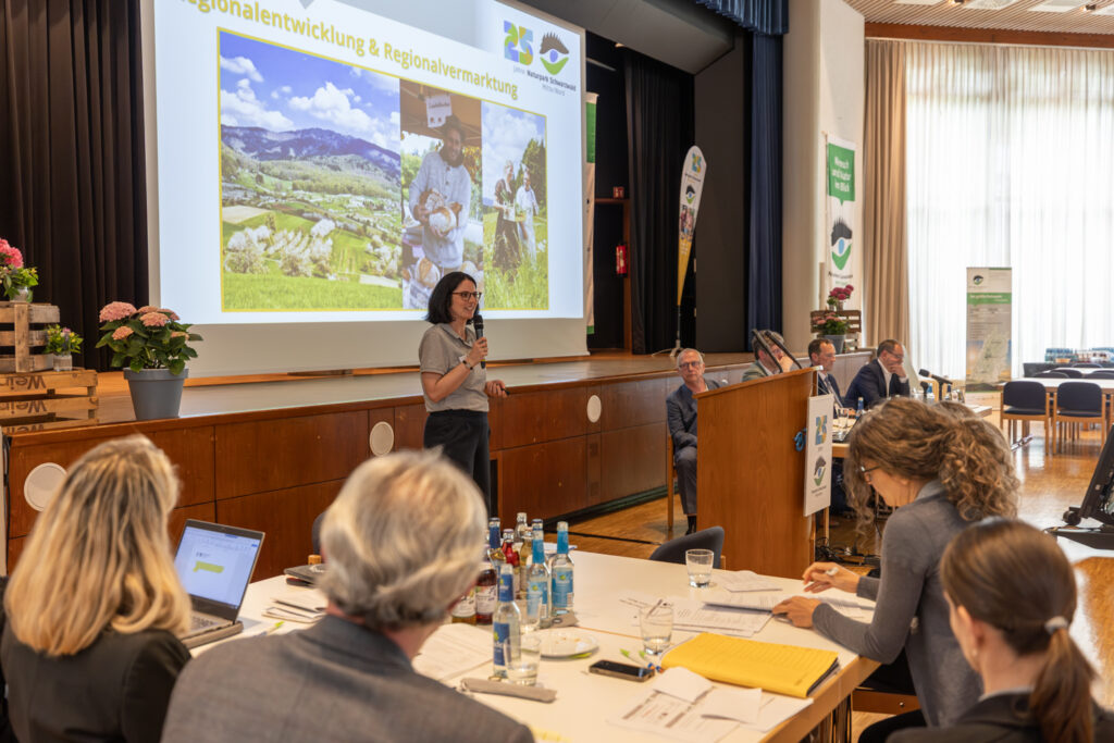 Christina Cammerer informiert auf der Mitgliederversammlung über aktuelle Projekte 