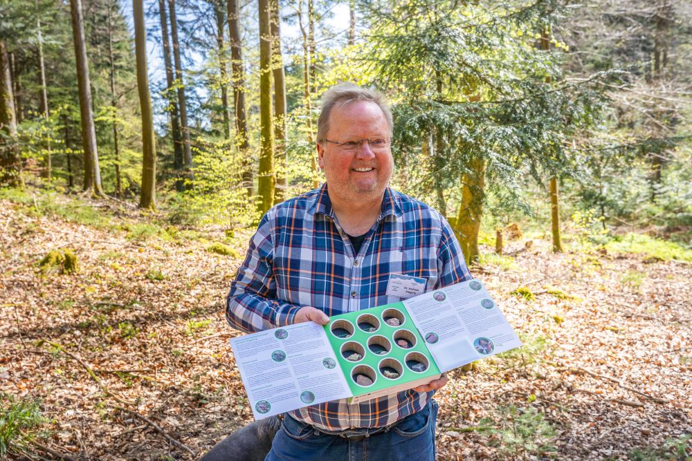 Dr. Megerle präsentiert die GeoBox zu den GeoTouren