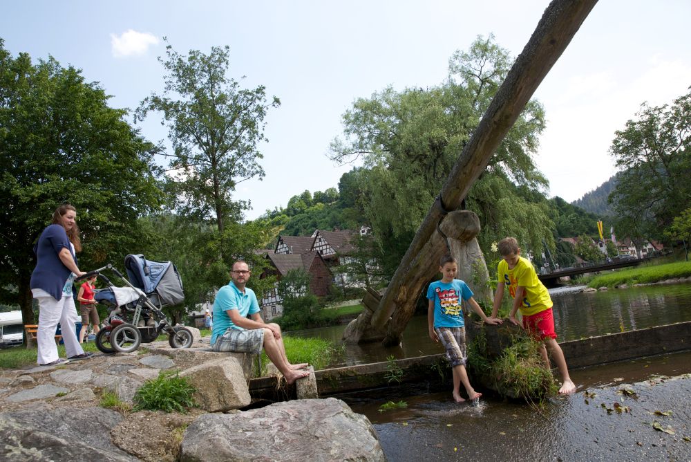 Kinder spielen am Wasser