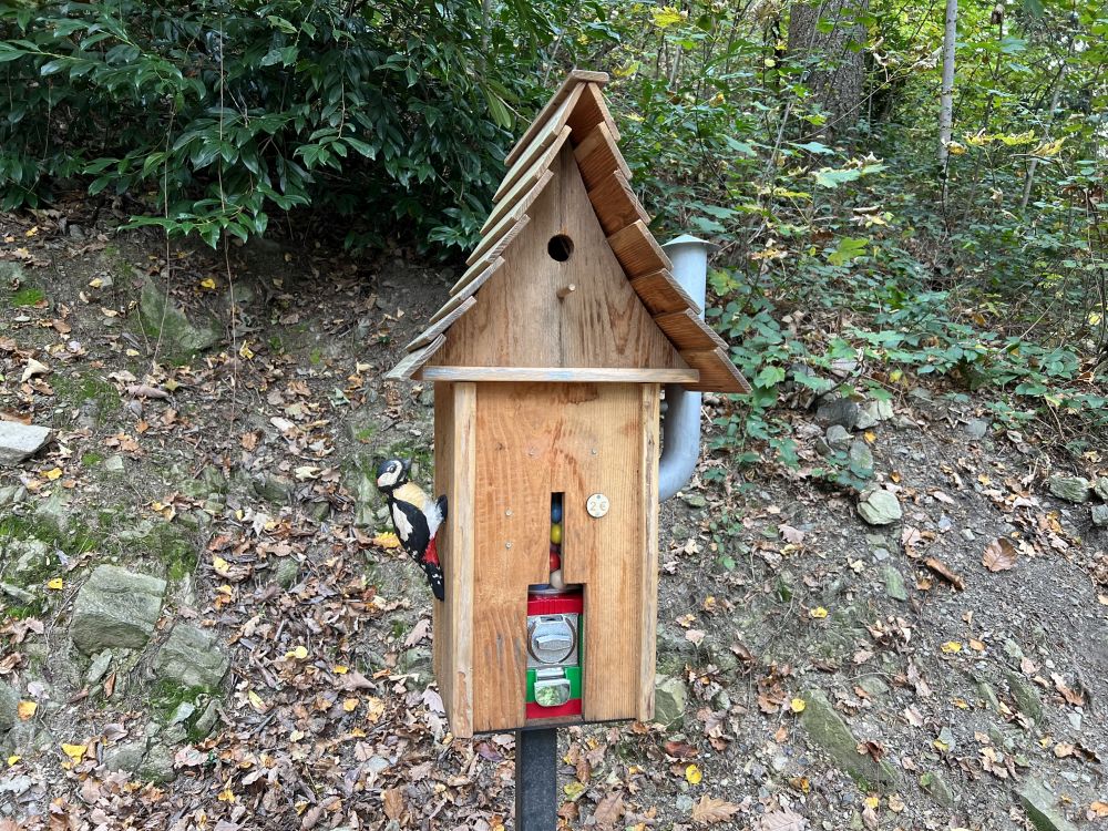 kleines Holzhäuschen mit Automat