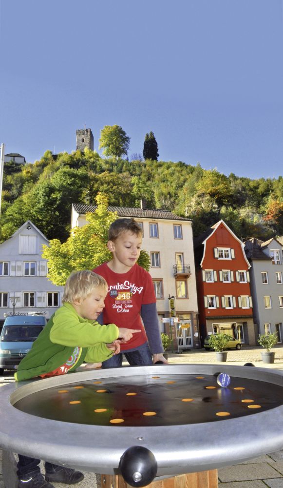 Zwei Jungs spielen an einer Station.