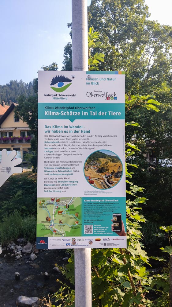Infotafel des Klima-Wandelpfads Oberwolfach im Wald bei den Klima-Schätzen im Tal der Tiere
