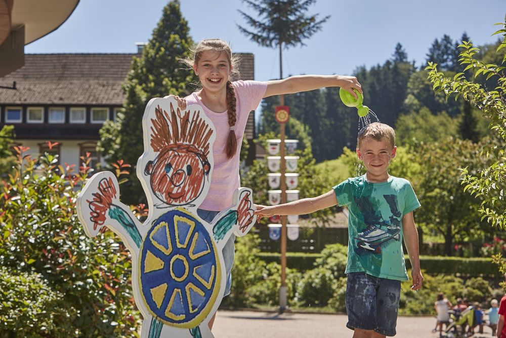 Kinder mit dem LEPO-Männchen