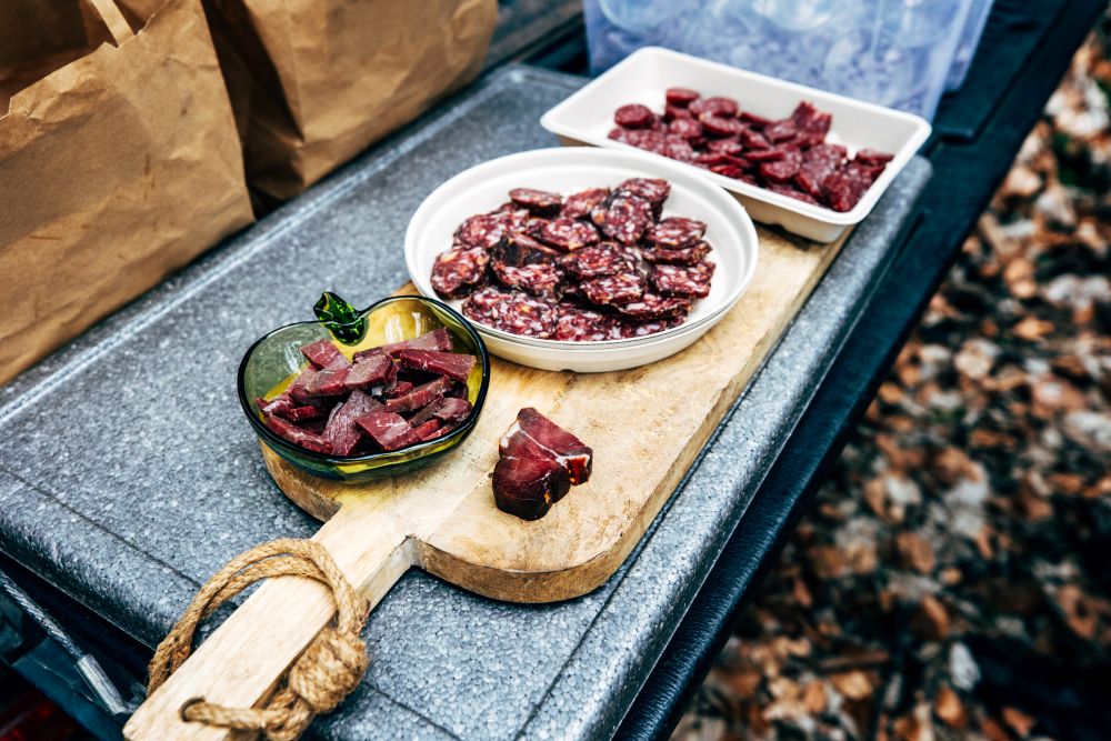 Wilde Sau-Spezialitäten auf einem Vesperbrett angerichtet