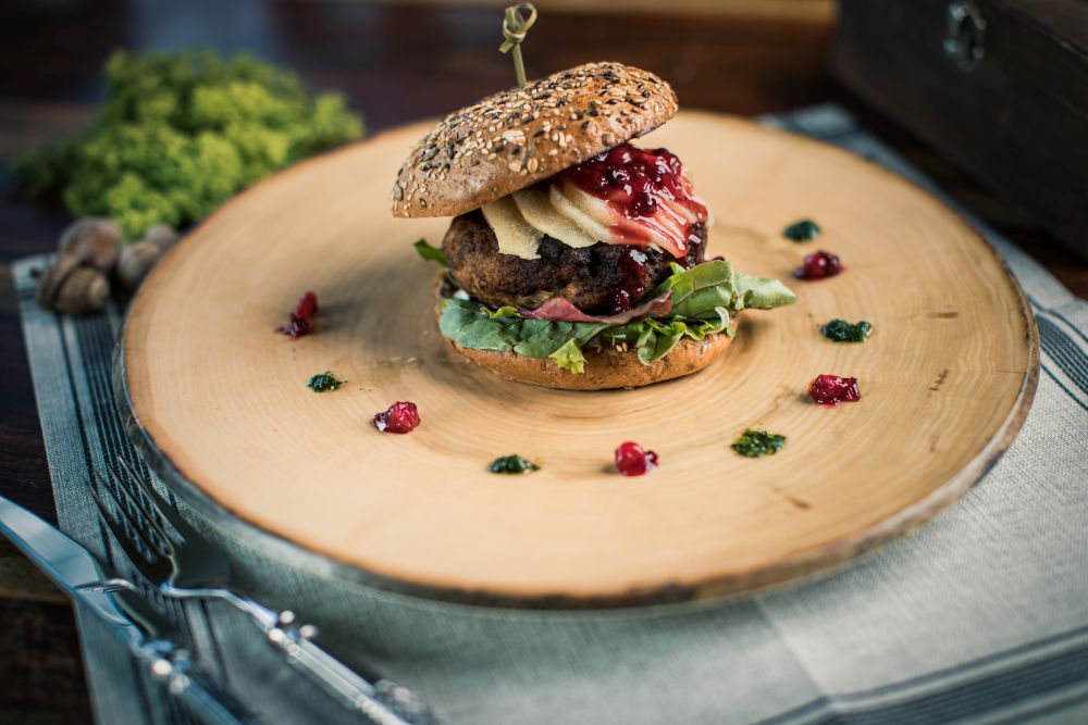 Wilde Sau-Burger auf einer Baumstammscheibe