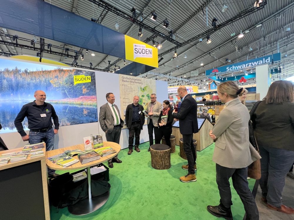 Der Minister mit den Naturpark-Vertretern im Gespräch