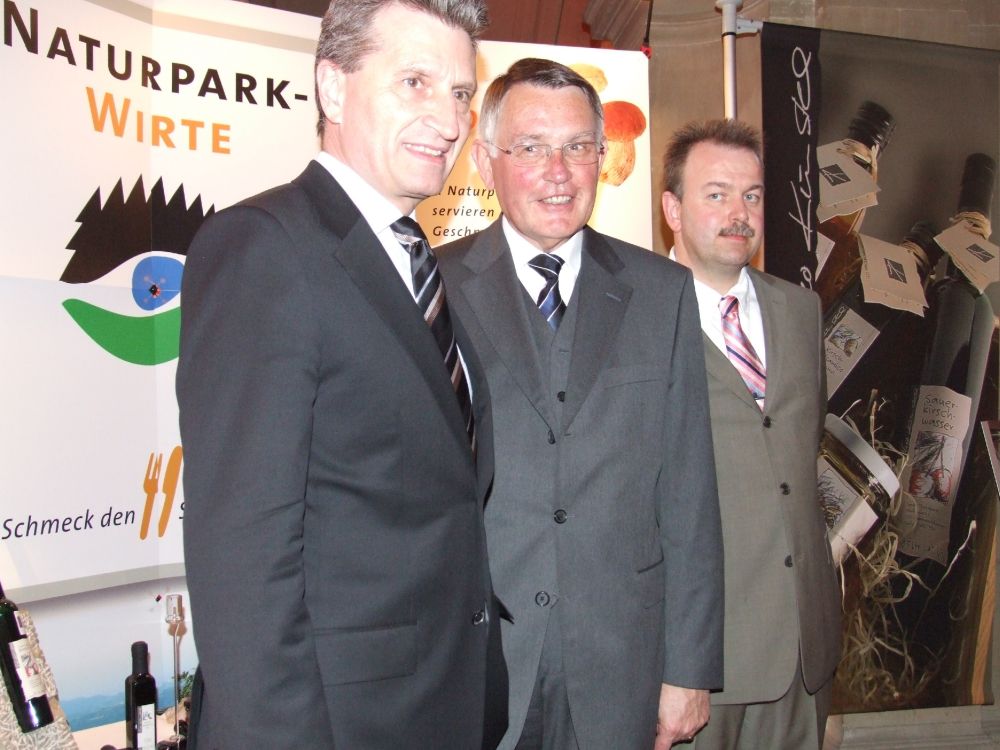 Landrat Peter Dombrowsky und Heiko Fahrner begrüßen Ministerpräsident Günther H. Oettinger am Stand des Naturparks und der Naturpark-Wirte.