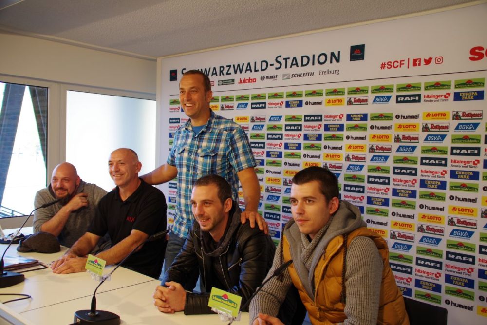Gruppenfoto im Raum der Pressekonferenzen