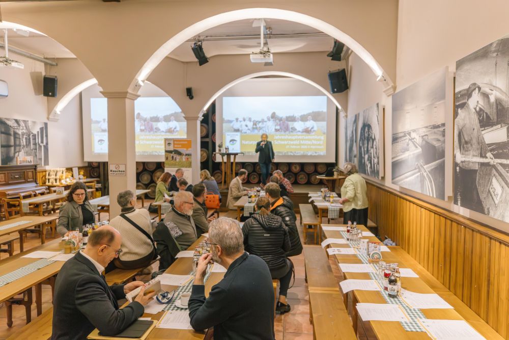 Naturpark-Wirte hören Redner zu
