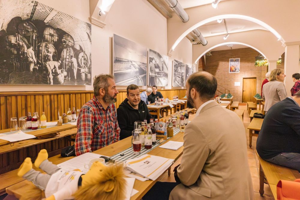 Naturpark-Wirte tauschen sich am Tisch aus.