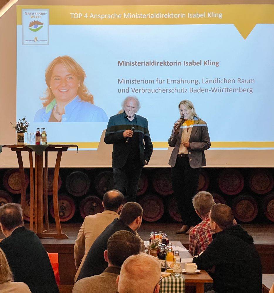 Ministerialdirektorin Isabel Kling auf der Bühne im Gespräch mit Moderator Uwe Baumann.