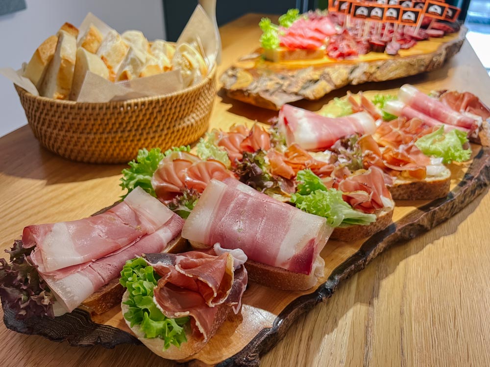 Wilde Sau-Spezialitäten auf einem Holzbrett angerichtet