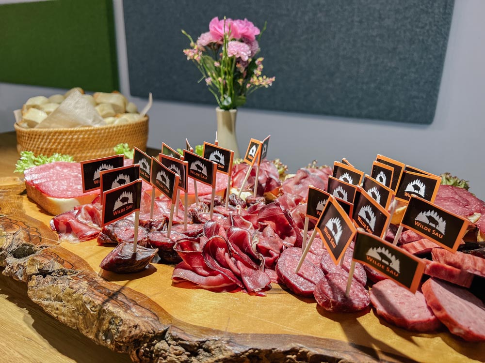 Wilde Sau-Spezialitäten auf einem Holzbrett angerichtet